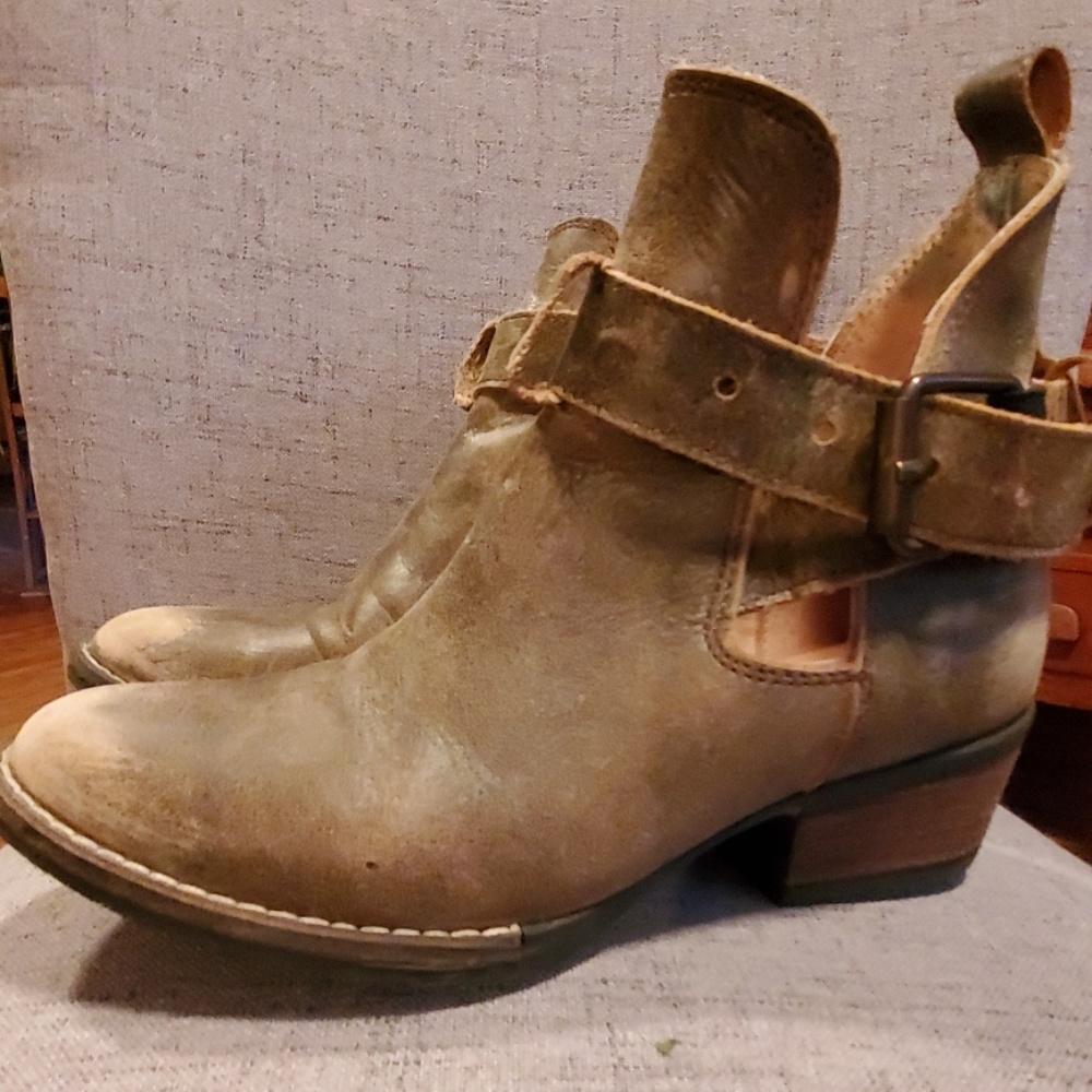 Very Volatile brown booties